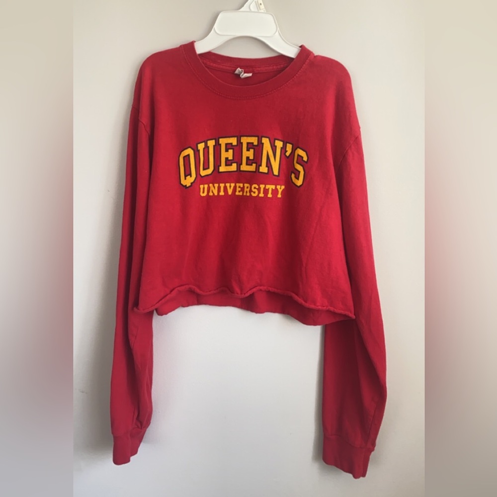 Queen’s university long sleeve crop top❤️